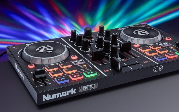 Numark Party Mix II - Controlador de DJ con luces de fiesta, set de DJ con  2 cubiertas, mezclador de DJ, interfaz de audio y conectividad USB + Serato